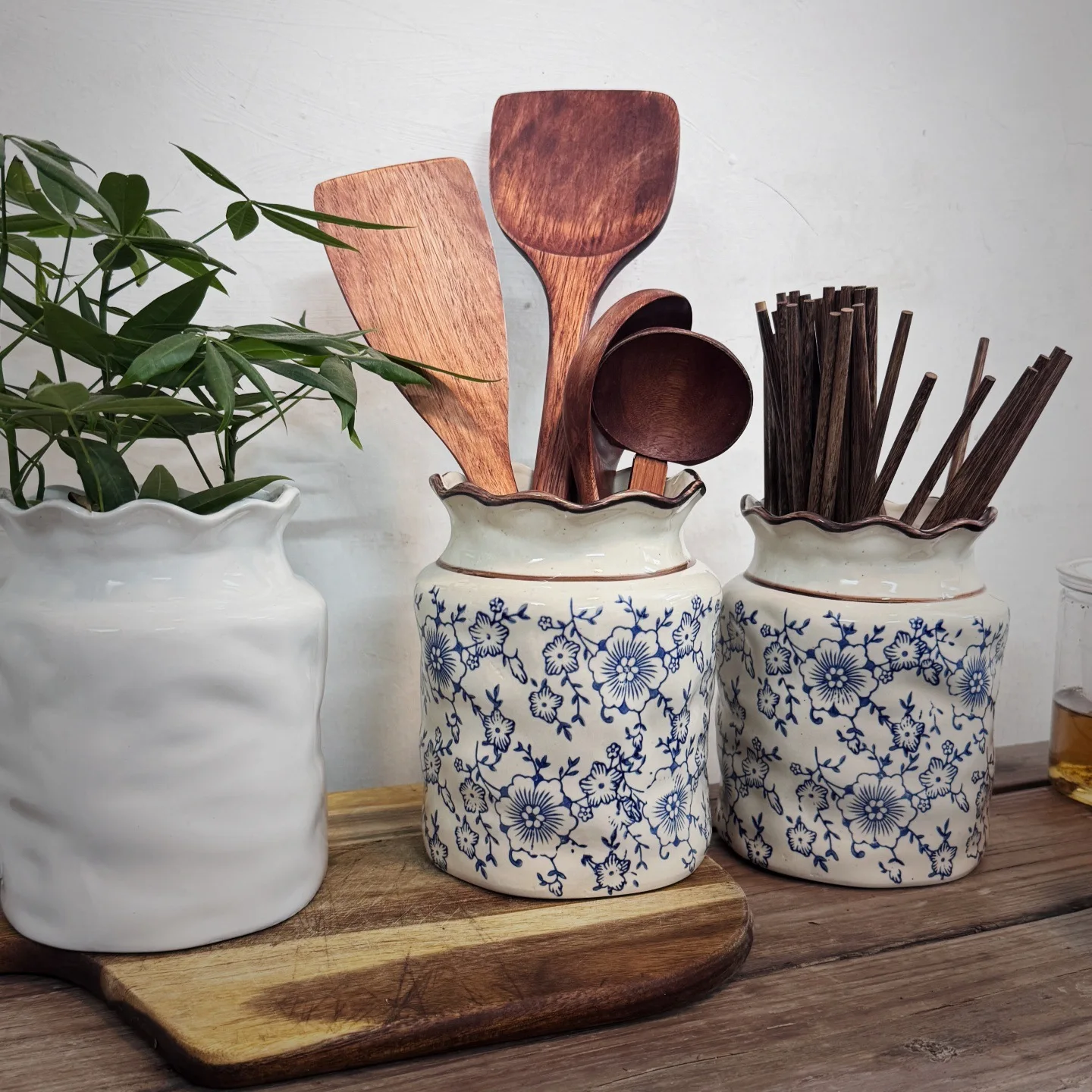 Commercial Kitchen Utensil Storage - 高級感のあるヴィンテージ風セラミック製箸立て。キッチン用品の整理に。お米用スプーン、お玉、ザルなどを収納可能。家庭用、業務用。新入荷。